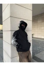 ⁦هودي "ماجستيك" بقناع وجه وشبكة عنكبوت⁩ - الصورة ⁦10⁩