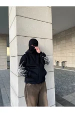 ⁦هودي "ماجستيك" بقناع وجه وشبكة عنكبوت⁩ - الصورة ⁦9⁩