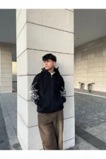 ⁦هودي "ماجستيك" بقناع وجه وشبكة عنكبوت⁩ - الصورة ⁦6⁩